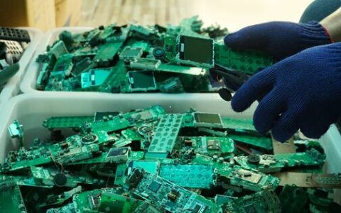 Getting gold from e-waste acid free