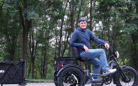 2,400-watt dual-motor e-trike powers up to 25 mph