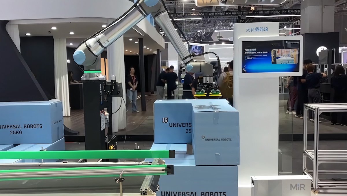 A UR20 cobot arm performing a palletizing demo at a tradeshow in China.