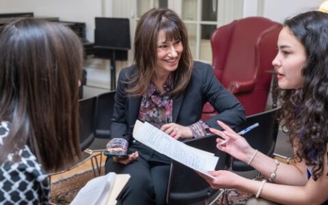 Students gain decision-making insight from alumna Cheryl Einhorn