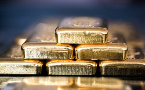 Gold nears $5 600/oz as investors seek safety, silver eyes $120